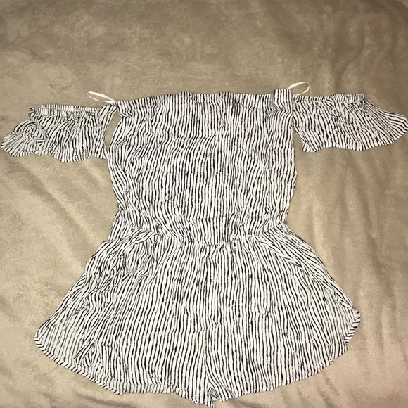 Lulus Other - Lulu’s cold shoulder romper